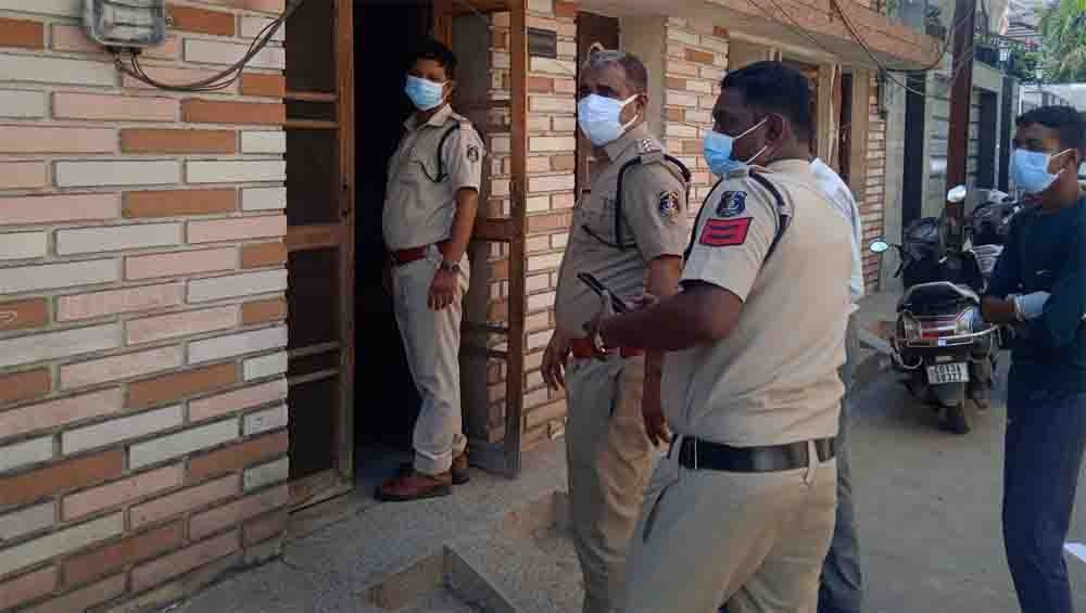 बंद मकान में बुजुर्ग दंपत्ति की  तीन दिन पुरानी मिली लाश