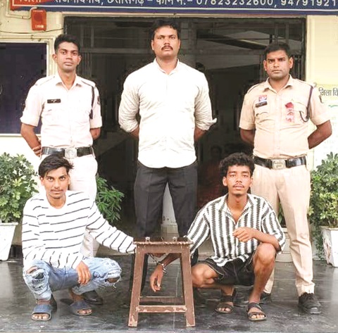 चाकू दिखाकर डराने-धमकाने वाले 2 आरोपी गिरफ्तार