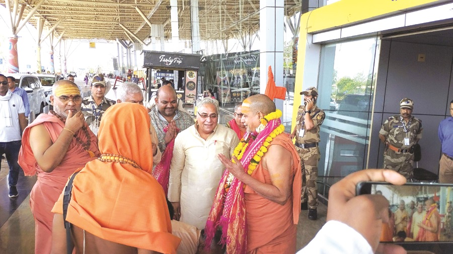 शंकराचार्य सदानंद सरस्वती से लिया आशीर्वाद वोरा ने