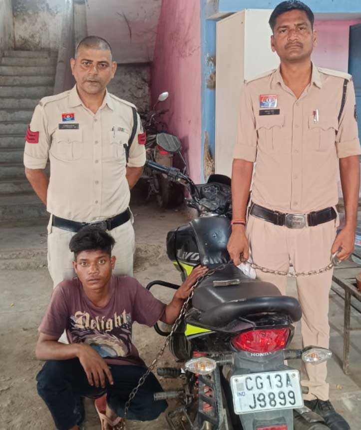 चोरी की बाइक के साथ आरोपी गिरफ्तार