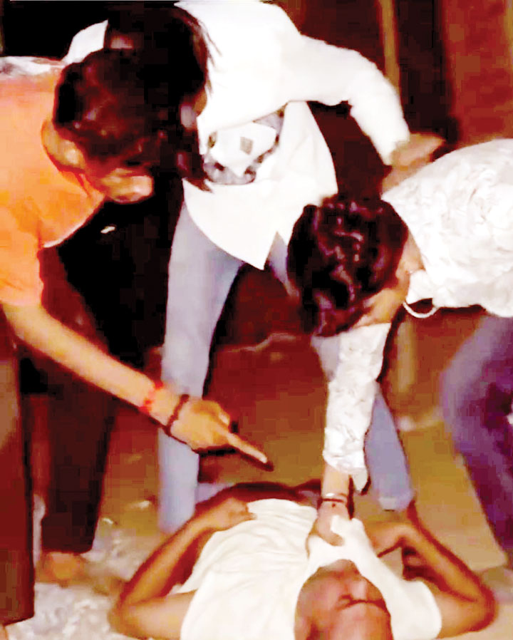 पुलिस की गिरफ्त में आने के बाद रायपुर के किंग अमन और साथी लडख़ड़ाने लगे पुलिस की गिरफ्त में आने के बाद रायपुर के किंग अमन और साथी लडख़ड़ाने लगे