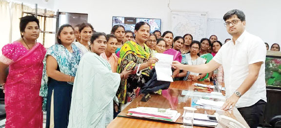 आंगनबाड़ी कार्यकर्ता संघ में रोष, कलेक्टर को सौंपा ज्ञापन आंगनबाड़ी कार्यकर्ता संघ में रोष, कलेक्टर को सौंपा ज्ञापन