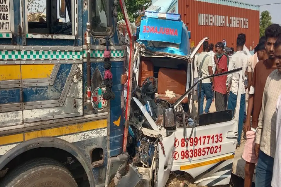 ट्रक से हुई टक्कर, एंबुलेंस चालक की मौत, दो डॉक्टर समेत 8 घायल ट्रक से हुई टक्कर, एंबुलेंस चालक की मौत, दो डॉक्टर समेत 8 घायल