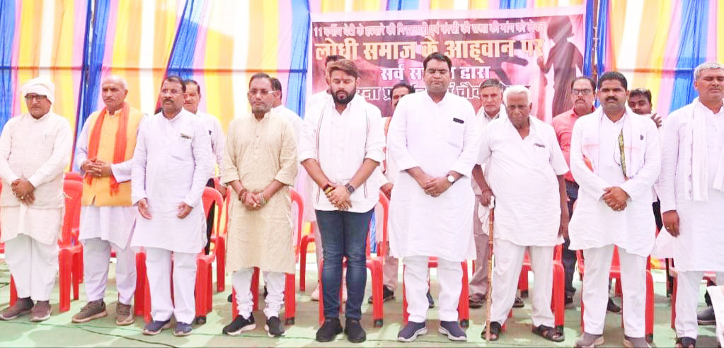 हत्या के फरार आरोपी की गिरफ्तारी के लिए कांग्रेसियों और लोधी समाज ने थाना घेरा