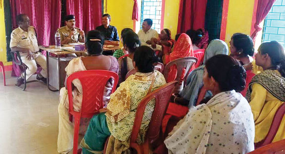 चलित थाना में दी कई जानकारी