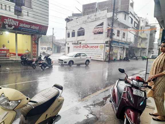 सरगुजा में गरज-चमक के साथ बारिश सरगुजा में गरज-चमक के साथ बारिश