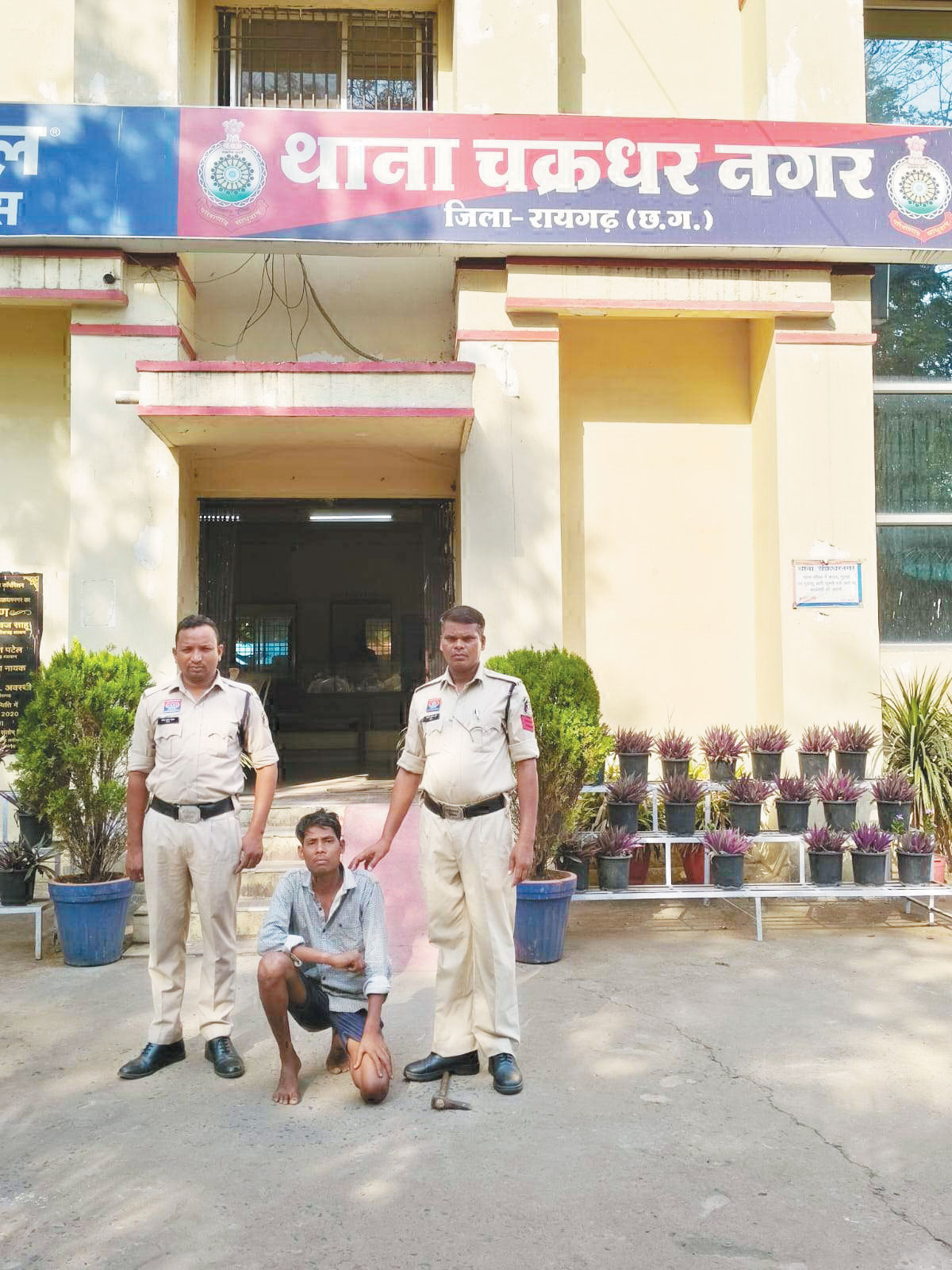 महिला पर कुल्हाड़ी से वार, गिरफ्तार