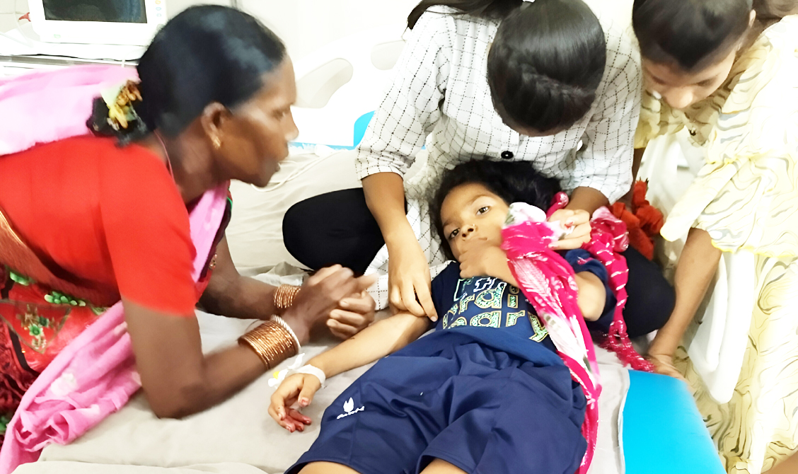 कुएं में गिरी बच्ची को बचाने युवती कूदी, ग्रामीणों ने खाट से बाहर निकाला कुएं में गिरी बच्ची को बचाने युवती कूदी, ग्रामीणों ने खाट से बाहर निकाला