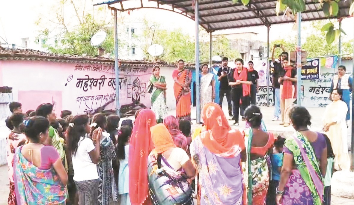 स्लम क्षेत्र में नुक्कड़ नाटक से बाल सुरक्षा, बाल विवाह और नशामुक्ति पर जागरूकता