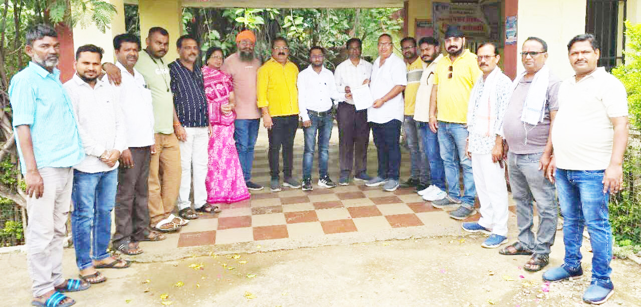 अघोषित विद्युत कटौती का विरोध, कांग्रेसियों ने सौंपा ज्ञापन