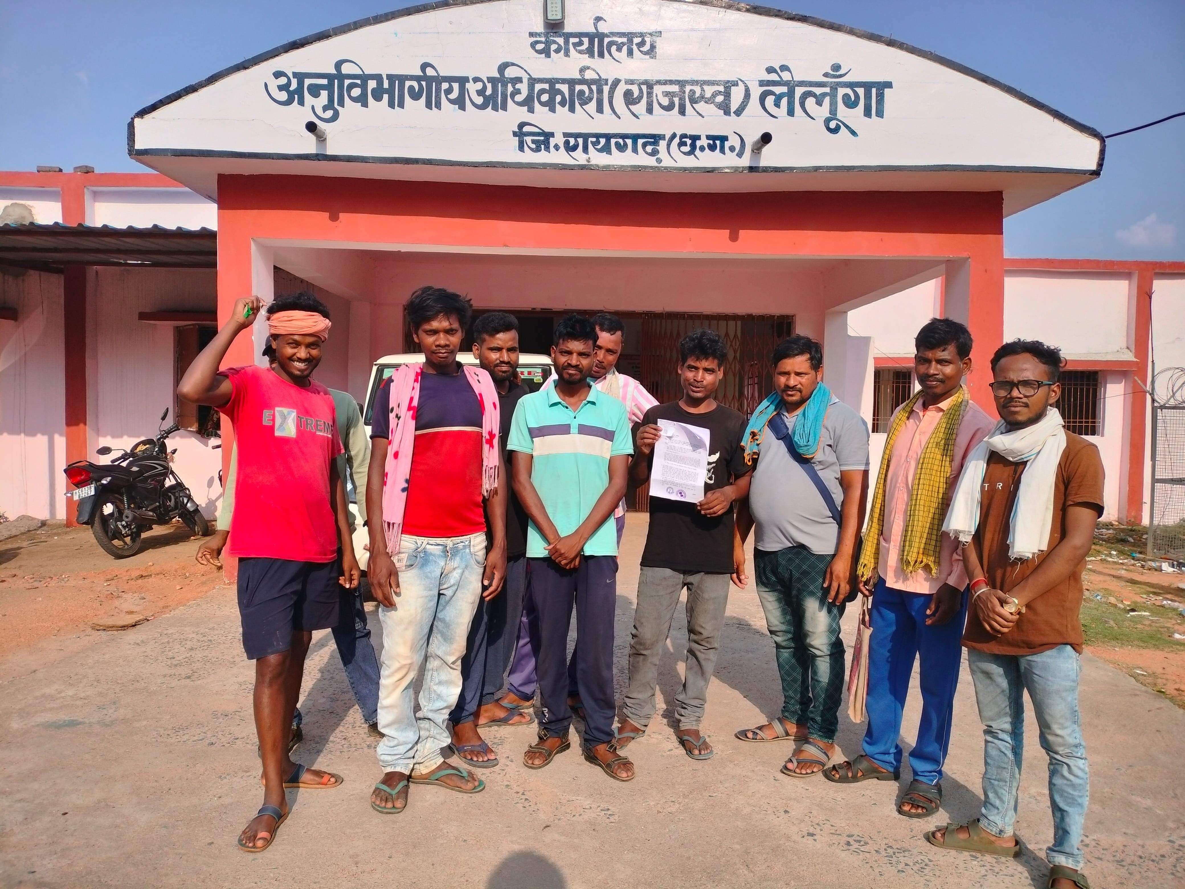 रोजगार सचिव के खिलाफ ग्रामीणों ने खोला मोर्चा