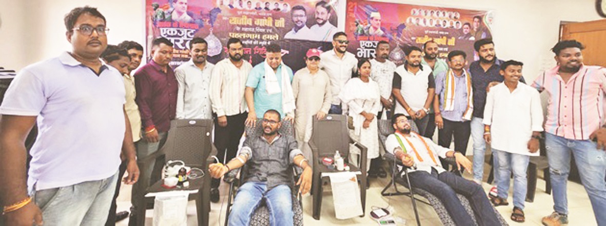 राजीव की पुण्यतिथि पर युकां का रक्तदान