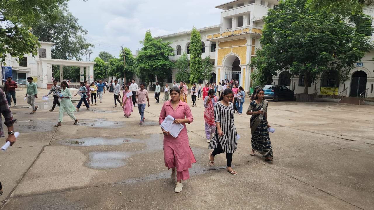 भावी शिक्षकों ने दी बीएड की परीक्षा  पहली पाली में हजारों हुए शामिल