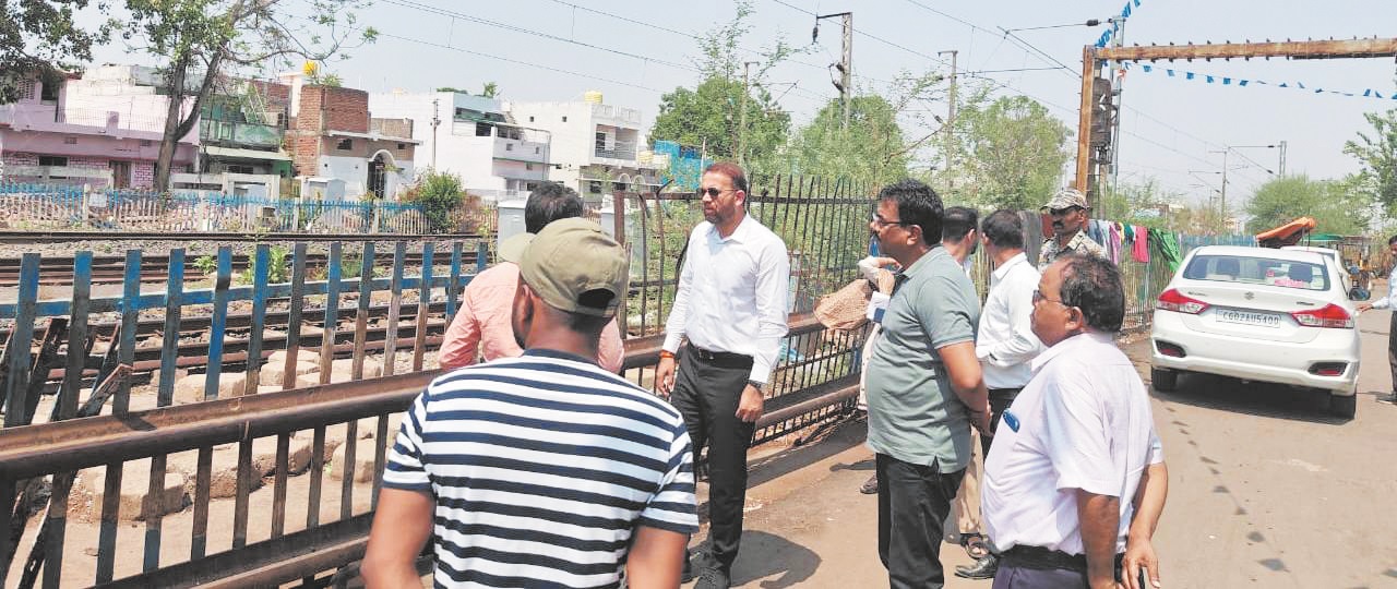 कलेक्टर ने निर्माणाधीन अंडरब्रिज का किया निरीक्षण