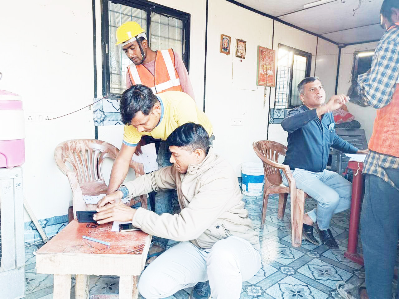 सौ संदिग्धों की पुलिस ने की जांच