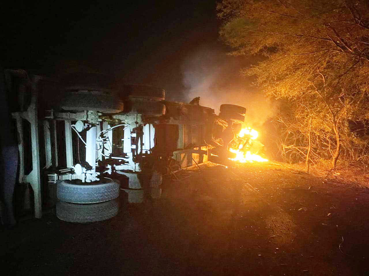 3 गाडिय़ों में भिड़ंत, फंसे कार ड्राइवर की मौत, पांच गंभीर