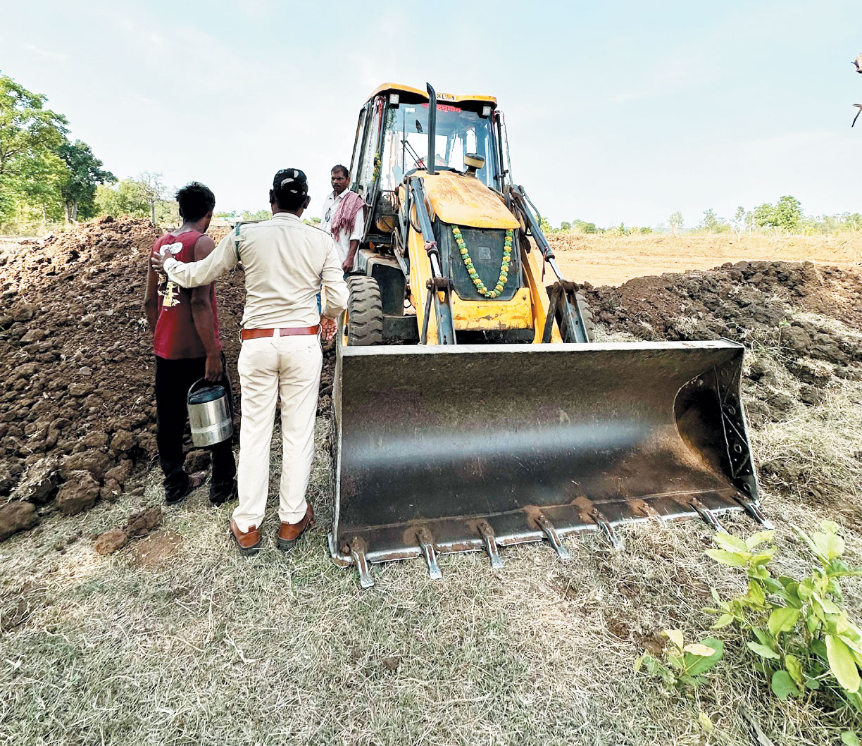 वन क्षेत्र में बेजा कब्जा, जेसीबी जब्त