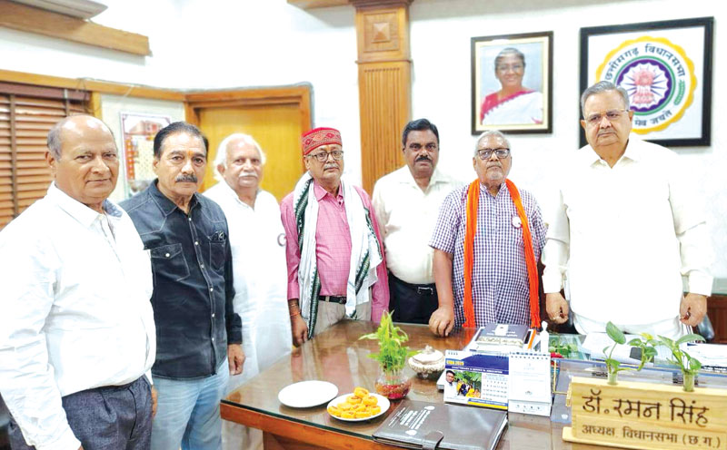 धारा 49 विलोपन के लिए शासकीय संकल्प पारित कराने रमन से मिले पेंशनर धारा 49 विलोपन के लिए शासकीय संकल्प पारित कराने रमन से मिले पेंशनर