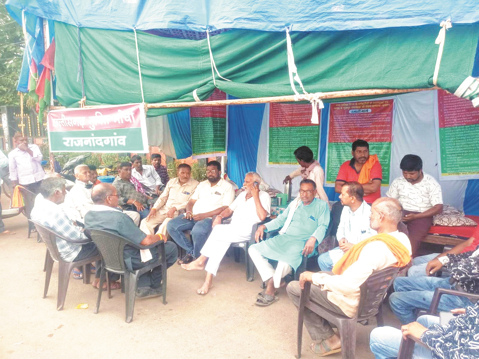 आमरण-अनशन में बैठे कर्मियों को नेता प्रतिपक्ष ने दिया समर्थन