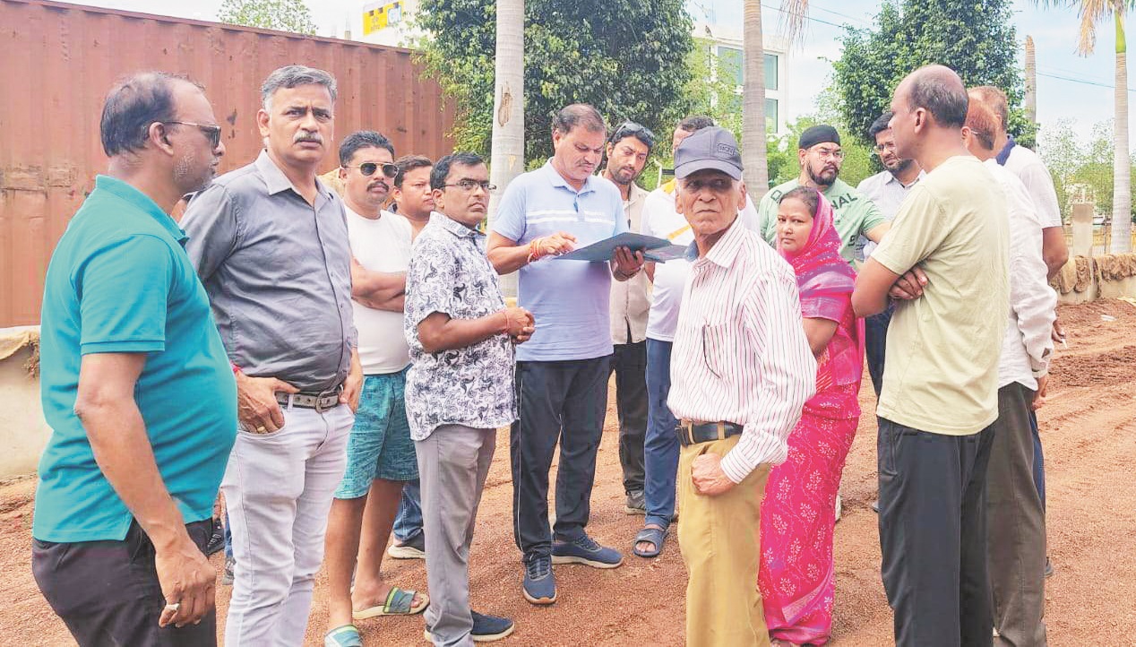 महापौर ने लिया अटल परिसर निर्माण का जायजा