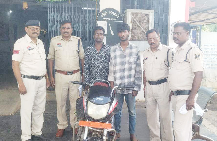 चोरी की बाइक बेचने ग्राहक ढूंढते दो आरोपी पकड़ाए