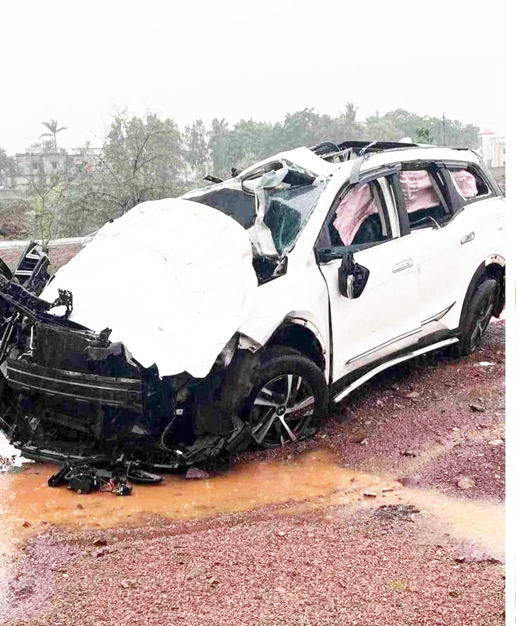 सडक़ हादसे में खैरागढ़ नपा अध्यक्ष के चालक की मौत