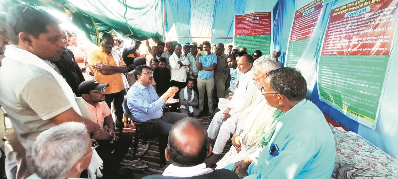 आयुक्त ने समाप्त कराया अनशन