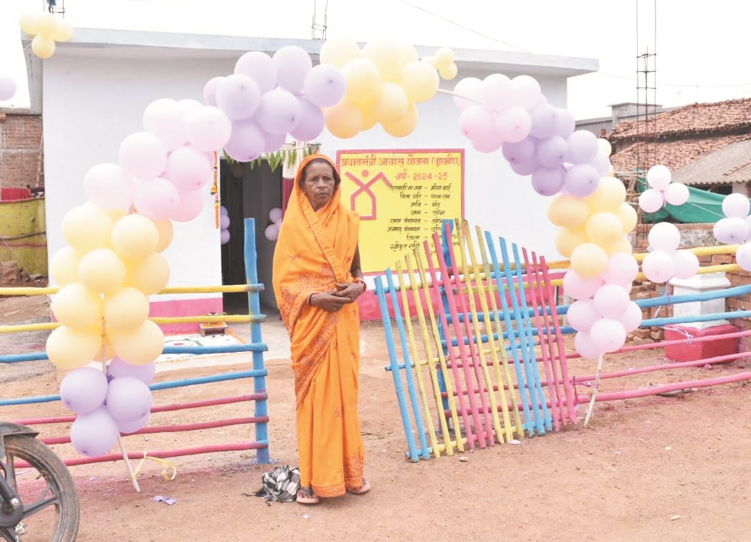 पक्के आवास बनने की खुशियां हो रही बयां
