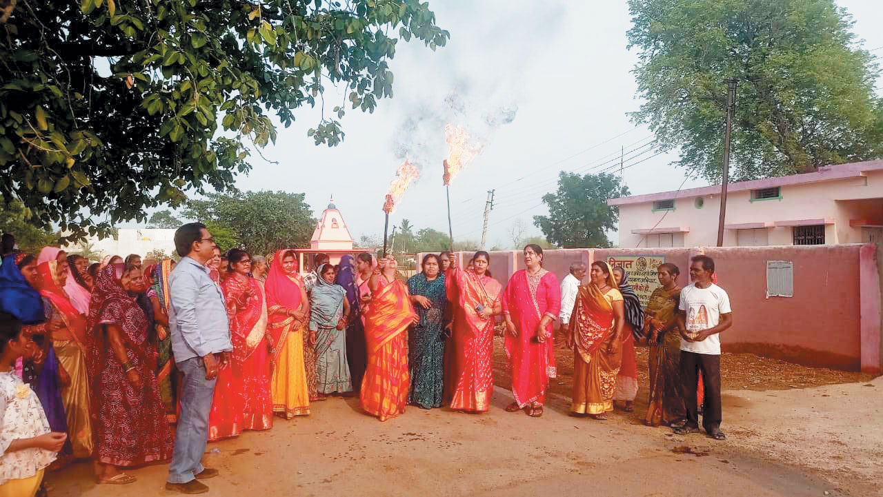 ऑपरेशन सिंदूर की सफलता पर निकाली तिरंगा यात्रा - मशाल रैली ऑपरेशन सिंदूर की सफलता पर निकाली तिरंगा यात्रा - मशाल रैली