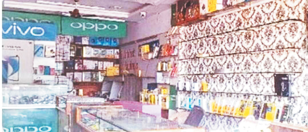 मोबाइल दुकान का ताला तोड़ लाखों की चोरी मोबाइल दुकान का ताला तोड़ लाखों की चोरी