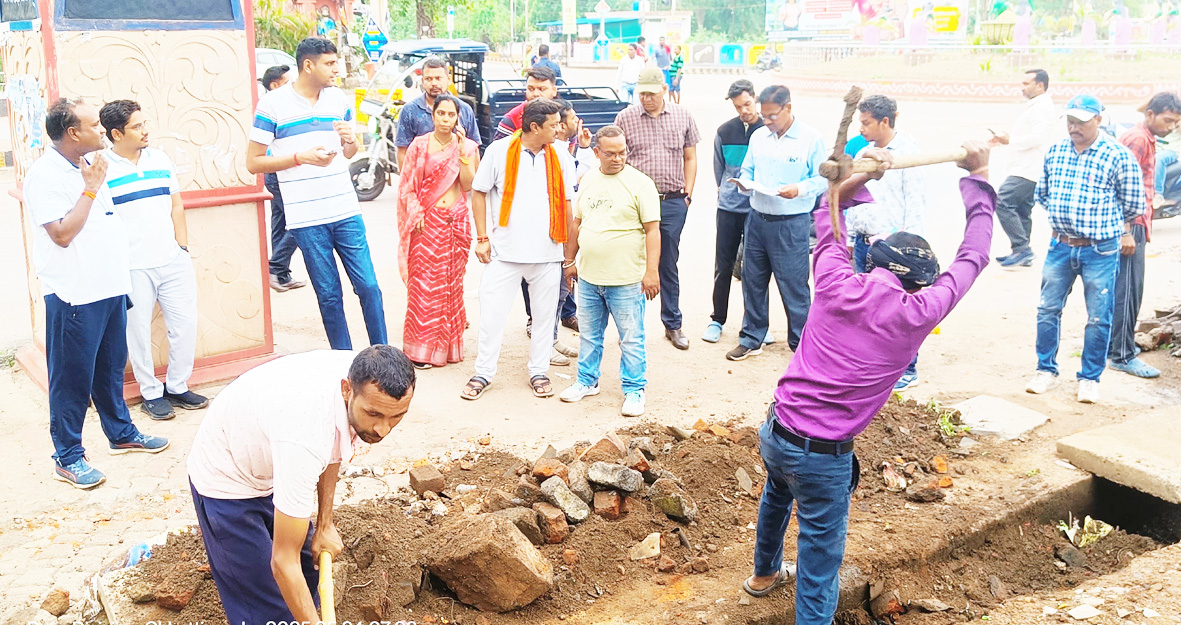 शहर क्षेत्र के सभी नालियों की नियमित रूप से निगरानी की जाए, सफाई कार्य में कोई लापरवाही न हो-आयुक्त शहर क्षेत्र के सभी नालियों की नियमित रूप से निगरानी की जाए, सफाई कार्य में कोई लापरवाही न हो-आयुक्त