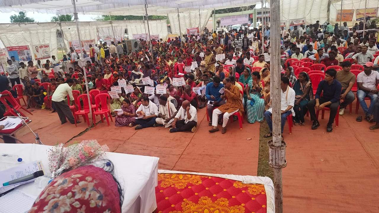 सुशासन तिहार शिविर में अधूरे सडक़ निर्माण को लेकर पूर्व विधायक छन्नी धरने पर बैठी