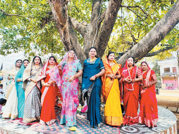पति की लंबी उम्र के लिए रखा वट सावित्री व्रत पति की लंबी उम्र के लिए रखा वट सावित्री व्रत
