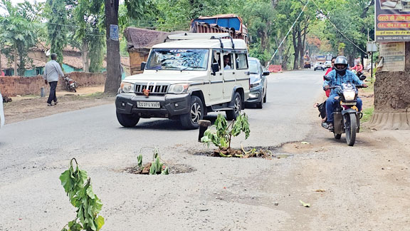 एनएच-30 पर गड्ढे ही गड्ढे, हो रहे हादसे एनएच-30 पर गड्ढे ही गड्ढे, हो रहे हादसे