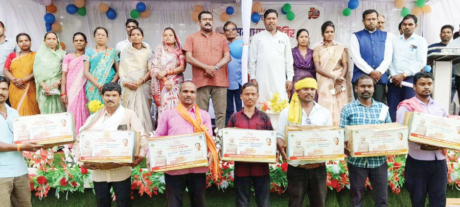 समाधान शिविर में शामिल हुए विधायक टेकाम समाधान शिविर में शामिल हुए विधायक टेकाम