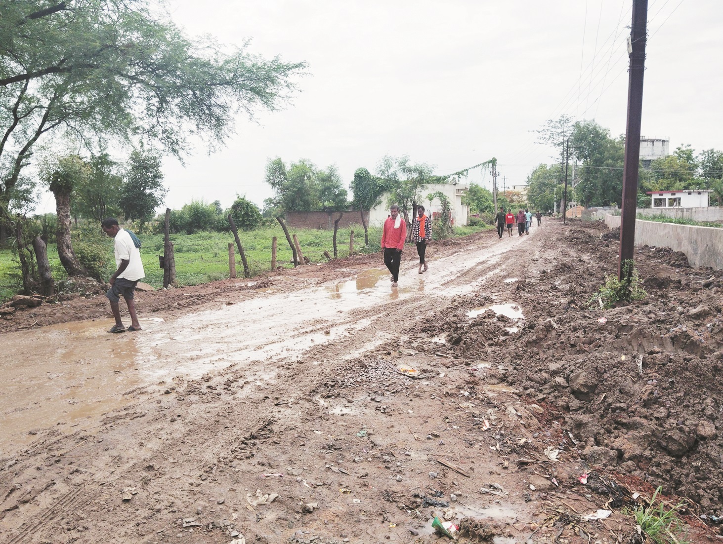 नाला निर्माण की मिट्टी से 200 मीटर सडक़ कीचड़ में तब्दील नाला निर्माण की मिट्टी से 200 मीटर सडक़ कीचड़ में तब्दील