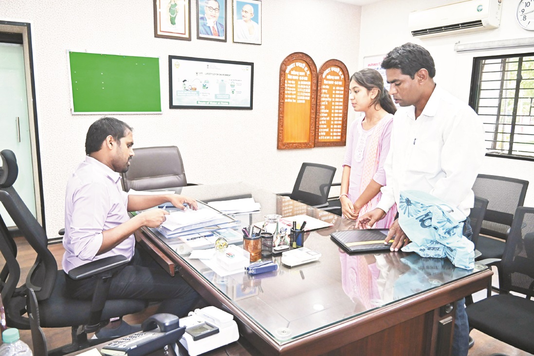 ऐश्वर्या को मिलेगा लैपटॉप, जनदर्शन में मिले 58 आवेदन ऐश्वर्या को मिलेगा लैपटॉप, जनदर्शन में मिले 58 आवेदन