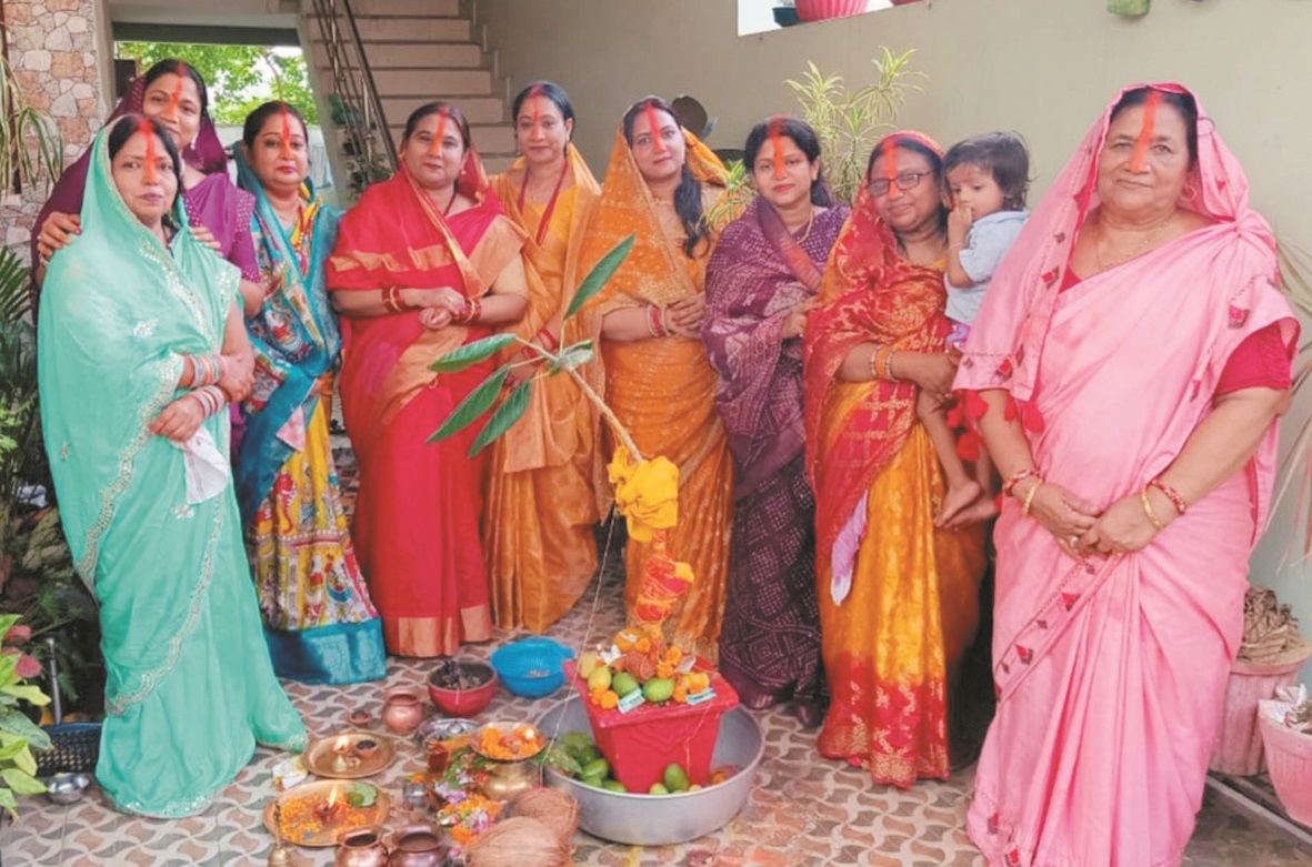 अखंड सौभाग्य के लिए महिलाओं ने की वट सावित्री की पूजा