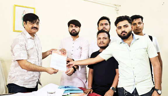 बरसात से पूर्व बिजली व्यवस्था सुदृढ़ करने आजाद सेवा संघ ने सौंपा ज्ञापन