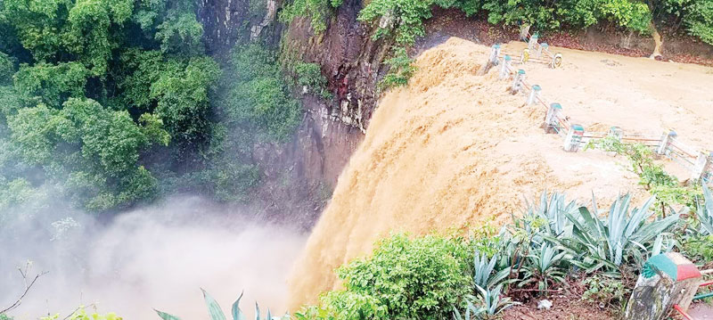  बारिश के बाद टाईगर प्वाइंट झरना कर रहा आकर्षित