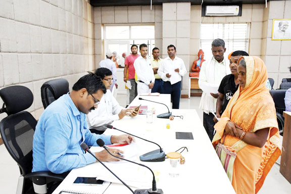 जनदर्शन में कलेक्टर ने सुनीं समस्याएं