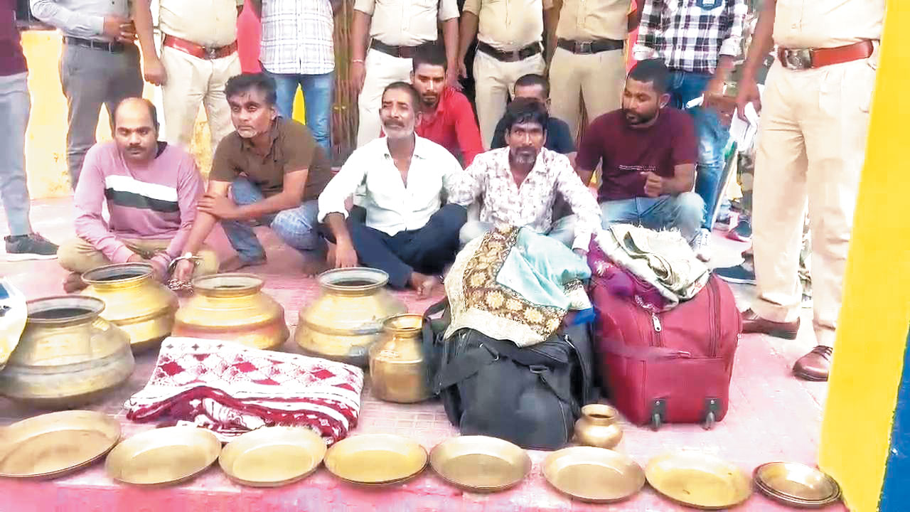 चोर गिरोह गिरफ्तार, लाखों के जेवर-कार बरामद