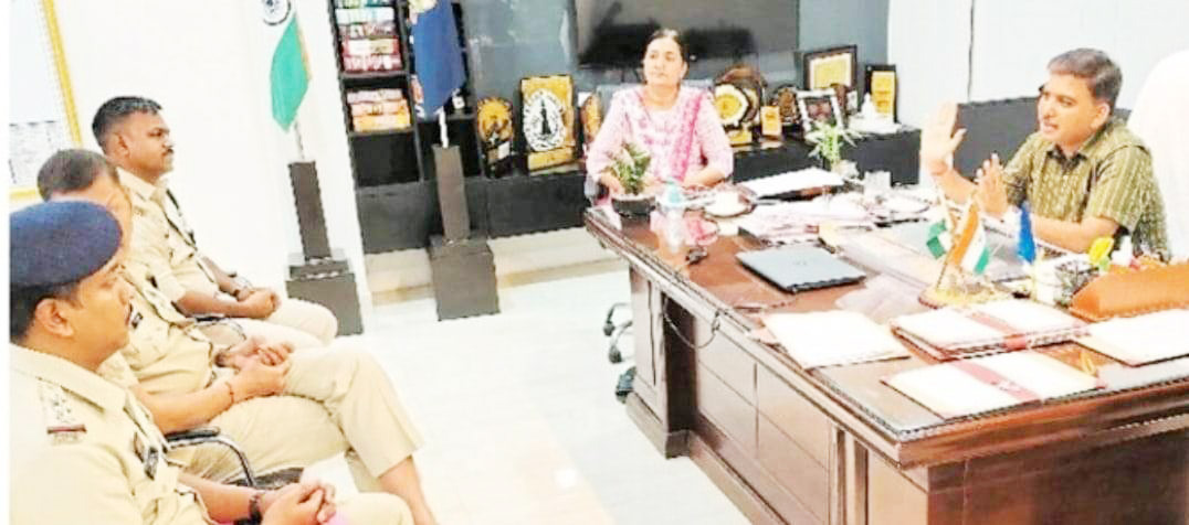 ट्रैफिक नियमों का पालन नहीं करने वालों पर करें सख्त कार्रवाई - एसएसपी ट्रैफिक नियमों का पालन नहीं करने वालों पर करें सख्त कार्रवाई - एसएसपी
