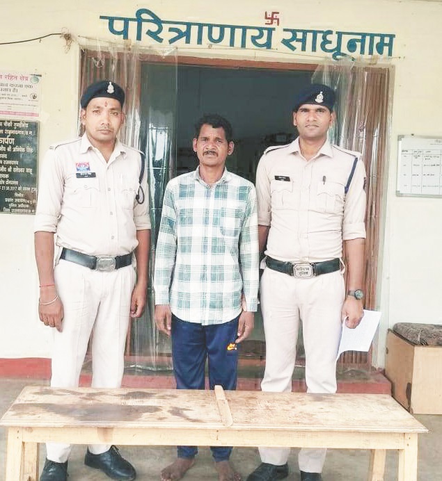 चाकू लहरने वाला युवक पकड़ाया चाकू लहरने वाला युवक पकड़ाया