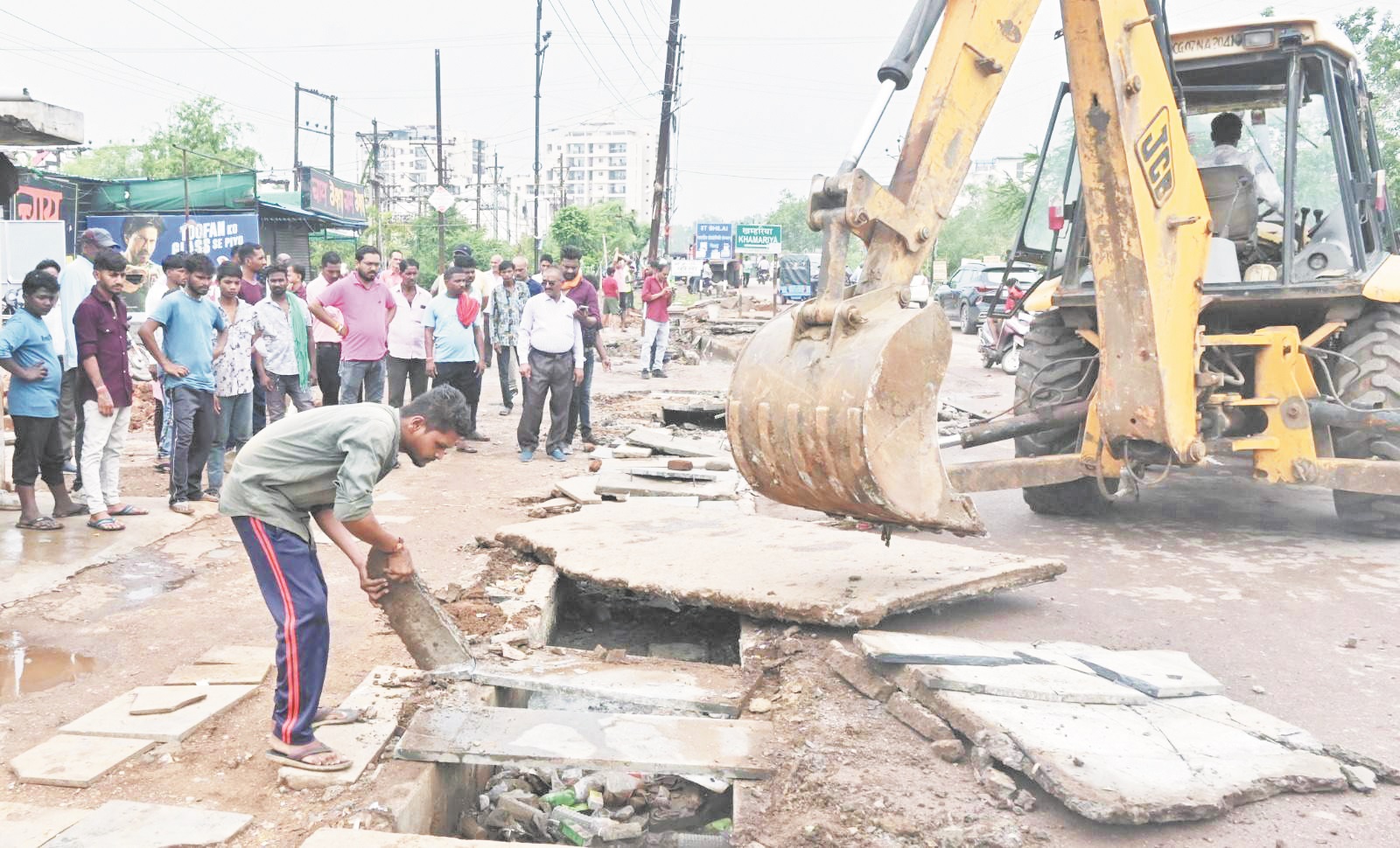 नालियों के ऊपर से अवैध कब्जा हटाने की कार्रवाई जारी