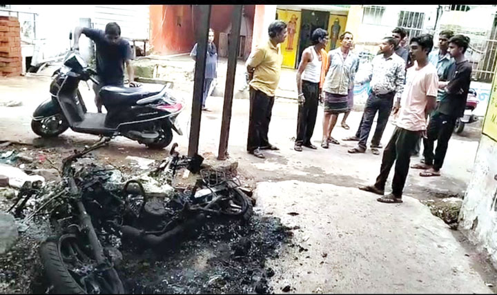 शरारती तत्वों ने पुरानी छोड़ नई बाइक में आग लगा दी शरारती तत्वों ने पुरानी छोड़ नई बाइक में आग लगा दी