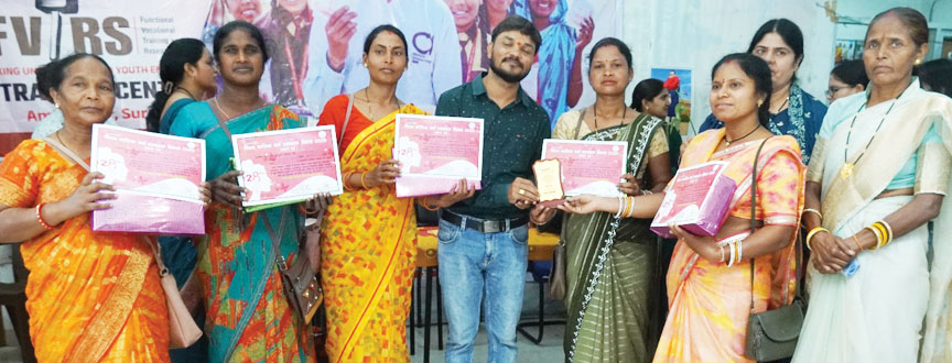 माहवारी स्वच्छता प्रबंधन पर काम कर रहीं स्वच्छता दीदियों का सम्मान