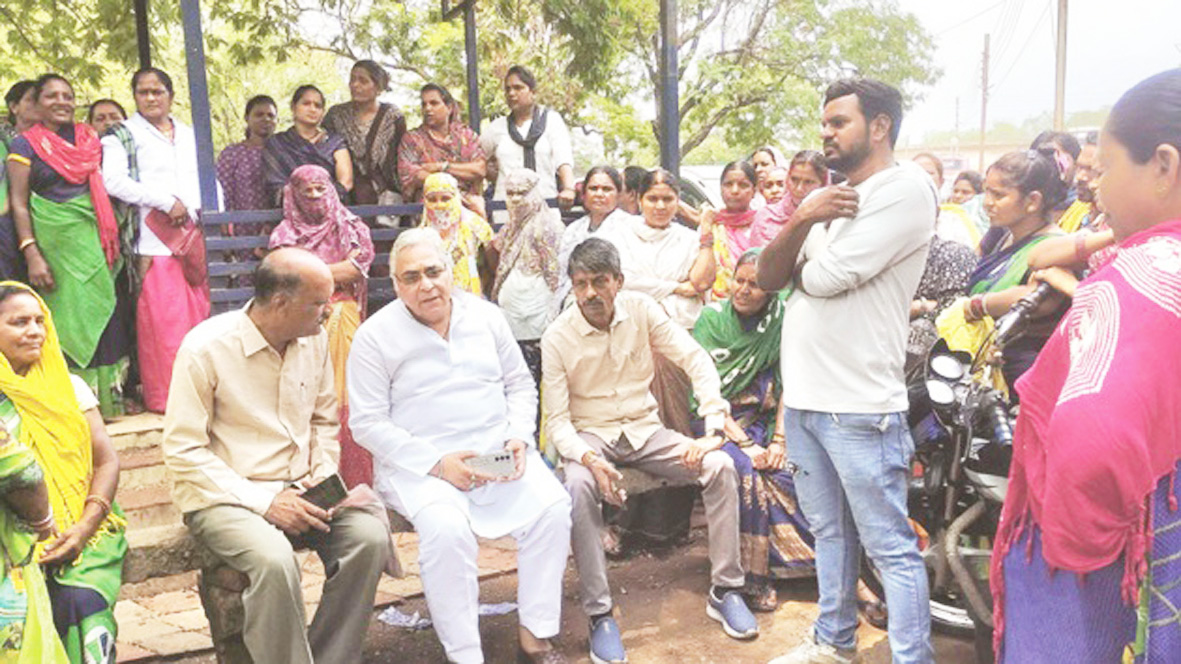 निगम में धरने पर बैठे कर्मियों के समर्थन में उतरे वोरा