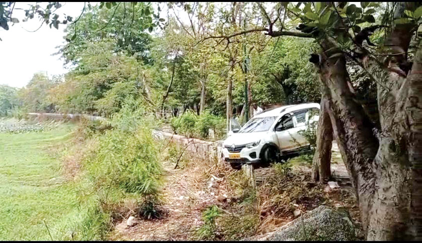 अनियंत्रित कार डिवाइडर से टकराई अनियंत्रित कार डिवाइडर से टकराई