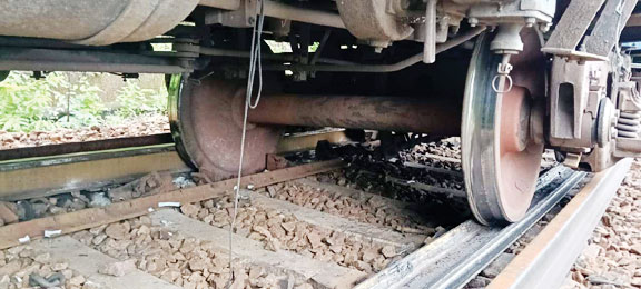 मालगाड़ी के 37 डिब्बे बेपटरी मालगाड़ी के 37 डिब्बे बेपटरी